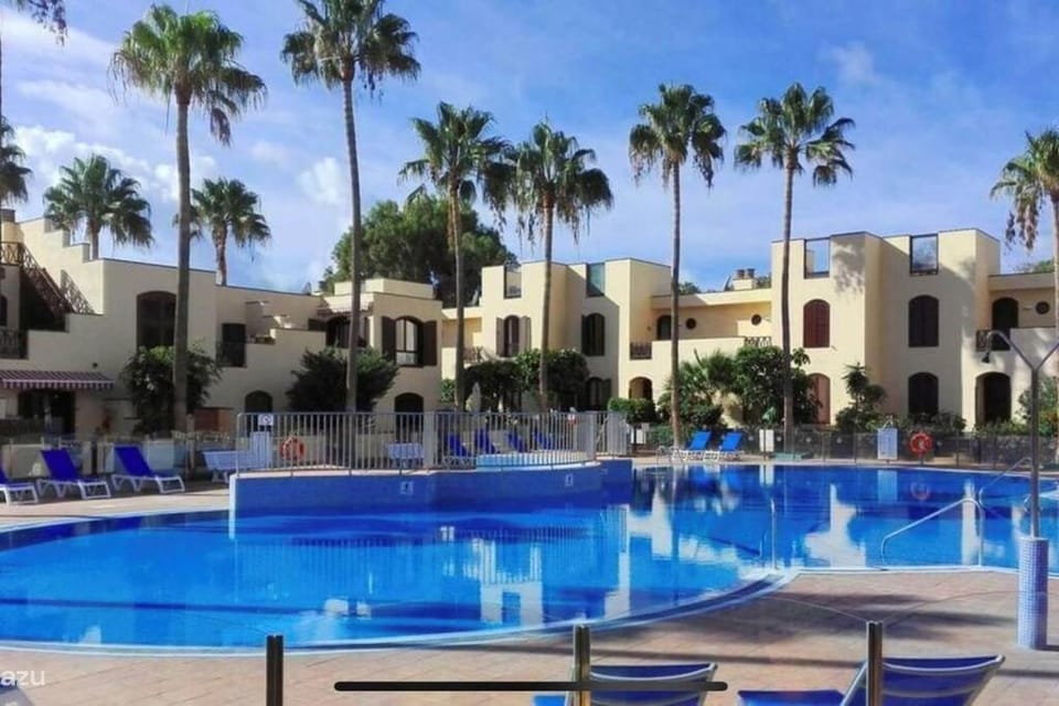 Pool view, Swimming pool, sunbed