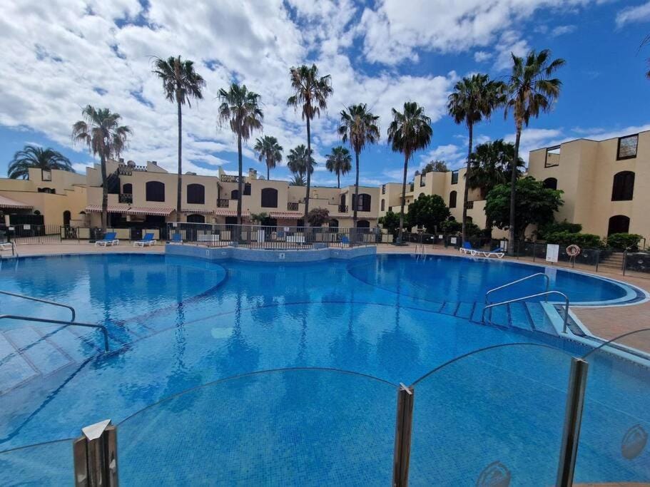 Property building, Day, Pool view, Swimming pool, sunbed