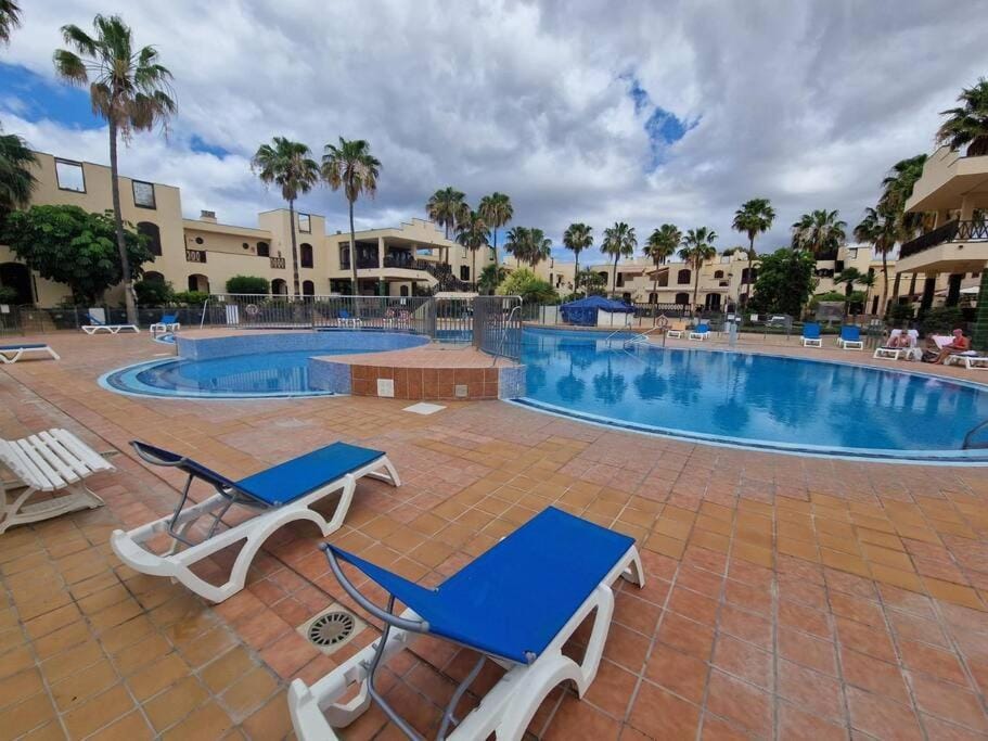 Property building, Day, Pool view, Swimming pool, sunbed