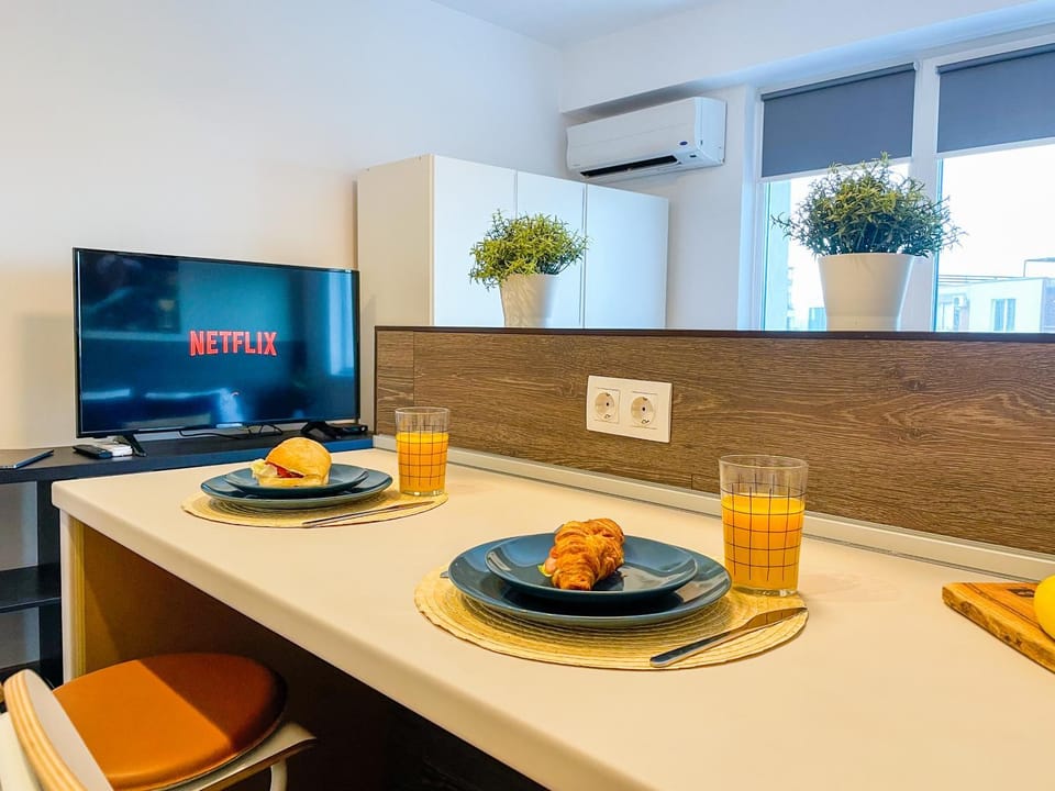 TV and multimedia, Food and drinks, Dining area, internet, wardrobe, air conditioner