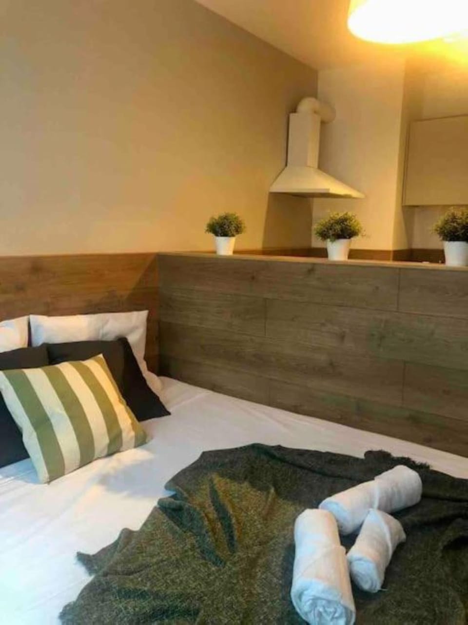 Property building, Bed, Photo of the whole room, Decorative detail, Bedroom, internet, towels