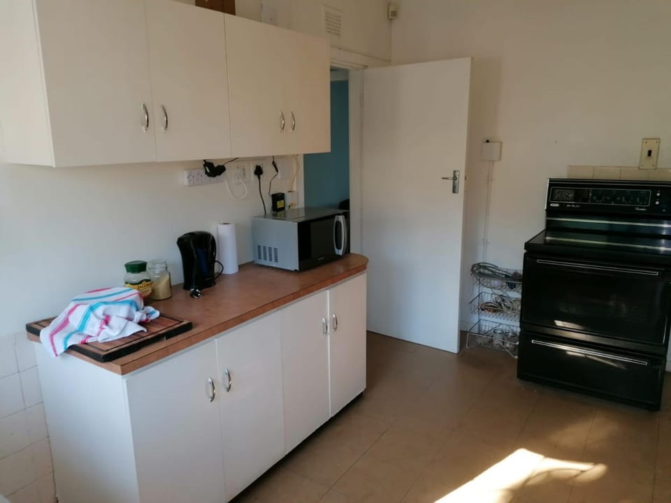 Coffee/tea facilities, Kitchen or kitchenette, oven, stove
