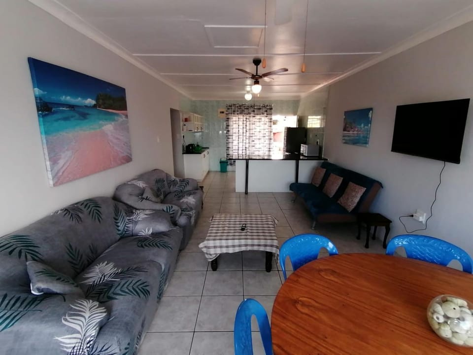 Communal lounge/ TV room, TV and multimedia, Living room, Seating area, Dining area