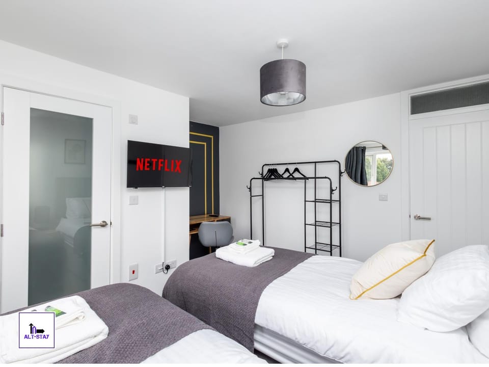 Bed, TV and multimedia, Photo of the whole room, Bedroom, towels
