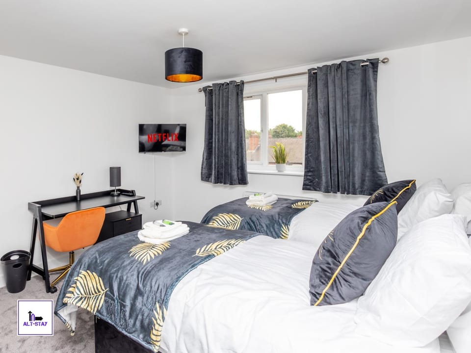 Bed, TV and multimedia, Kitchen or kitchenette, Living room, Photo of the whole room, Seating area, Bedroom, towels