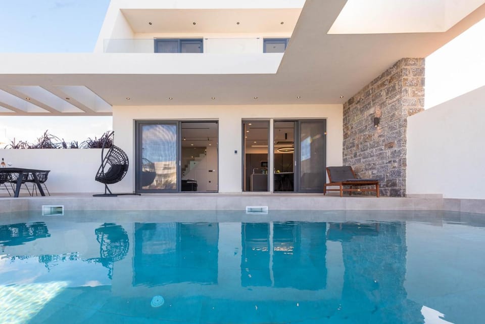 Property building, Patio, Day, Pool view, Swimming pool, sunbed