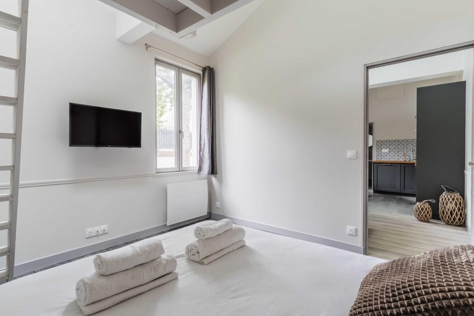 Bed, TV and multimedia, Bedroom