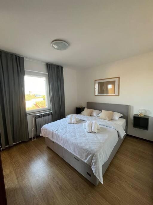 Bed, Bedroom, towels