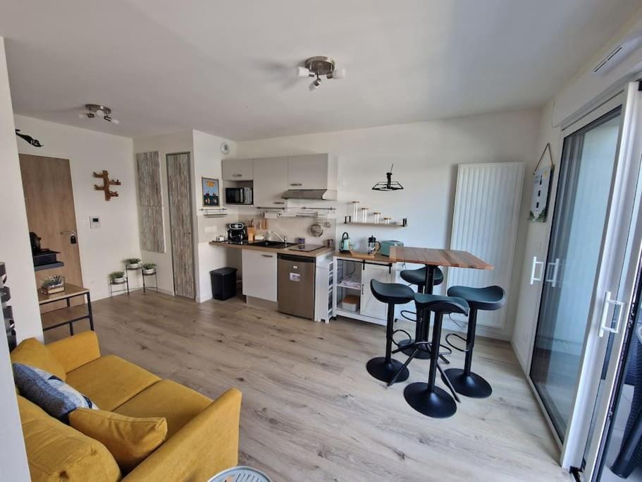Living room, Seating area, Dining area, stove