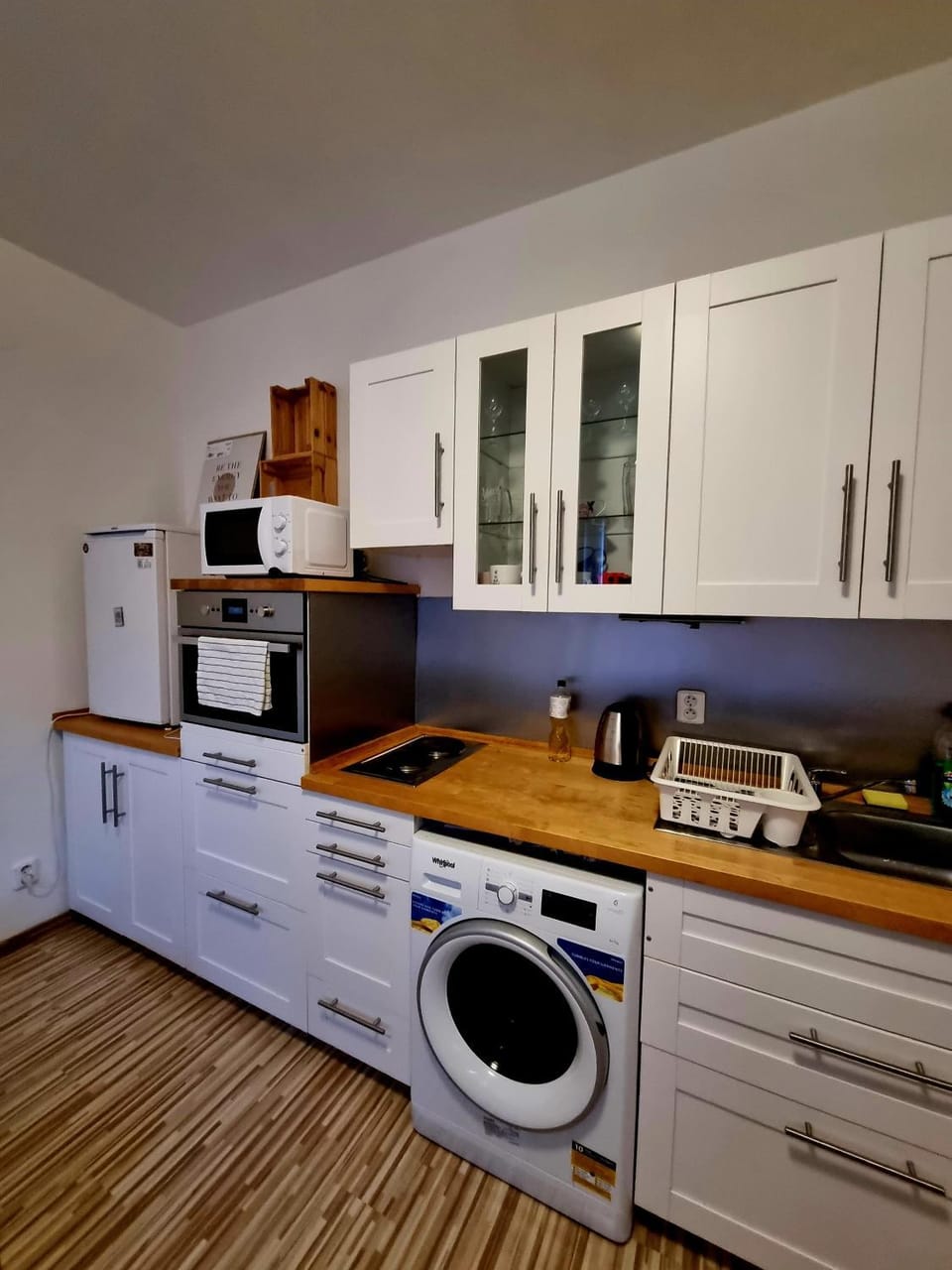 Kitchen or kitchenette, oven, washing machine
