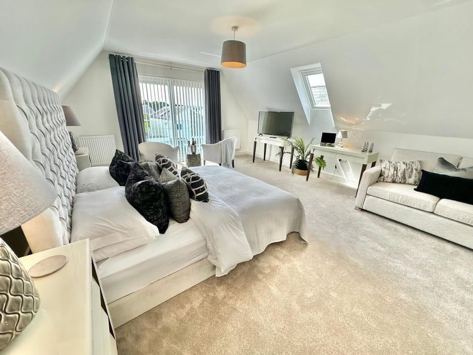 TV and multimedia, Photo of the whole room, Bedroom