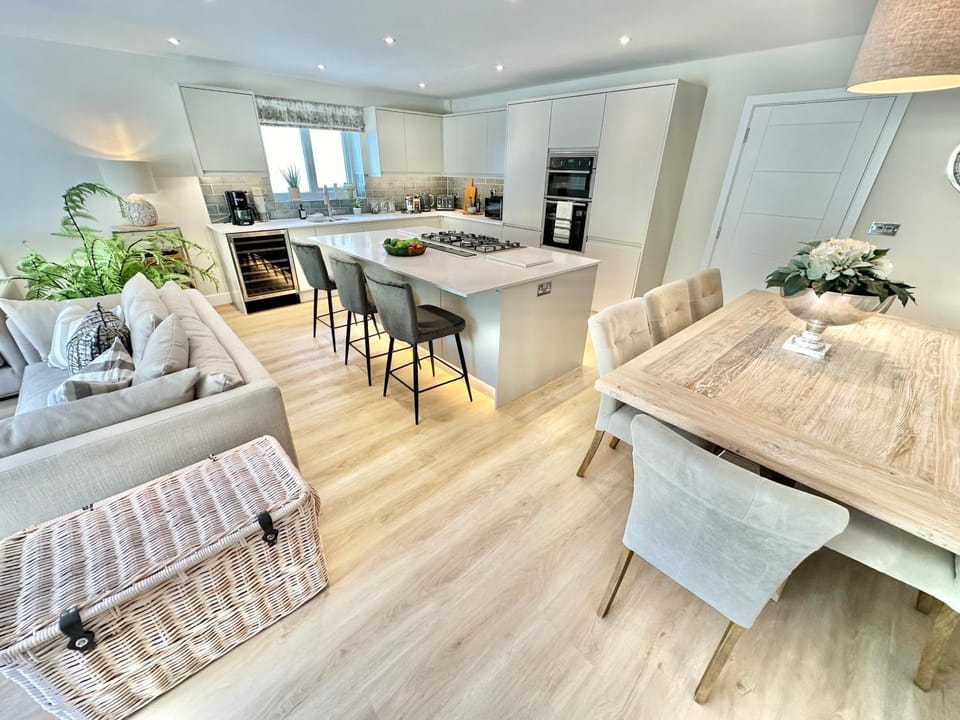 Kitchen or kitchenette, Seating area, Dining area