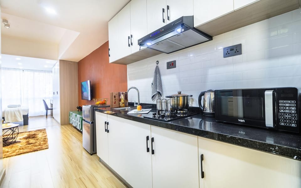 Coffee/tea facilities, Kitchen or kitchenette, stove