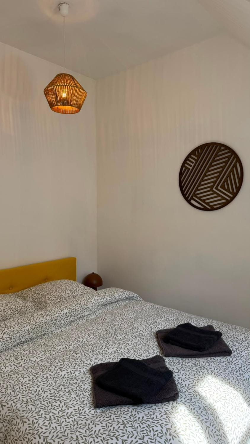 Bed, Bedroom, towels