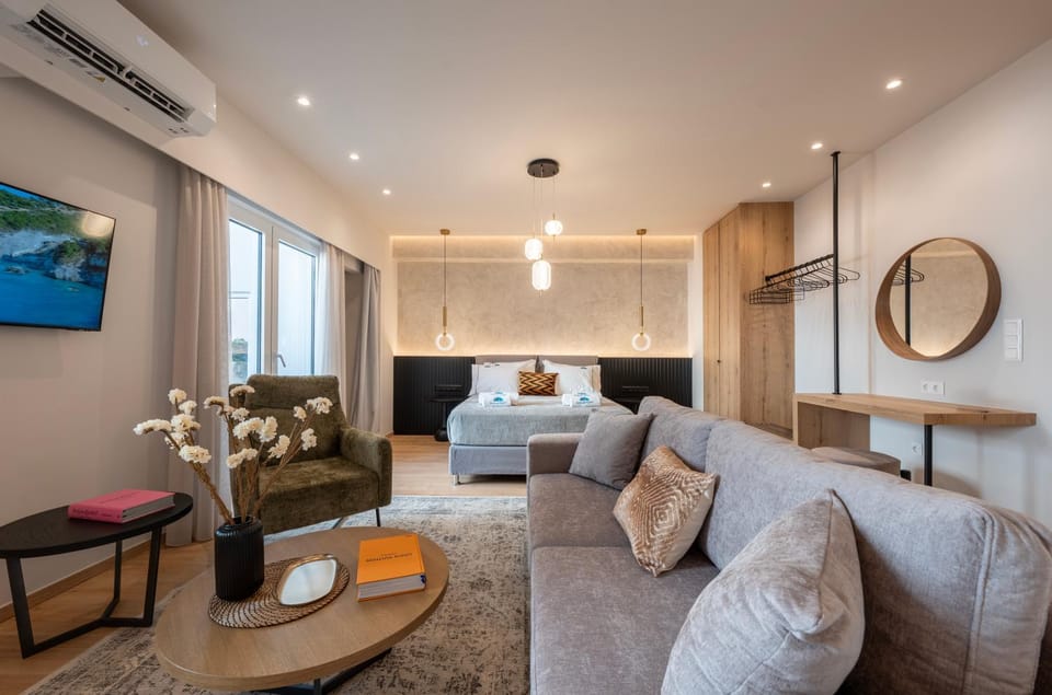 Bed, TV and multimedia, Living room, Photo of the whole room, Seating area, Bedroom, air conditioner