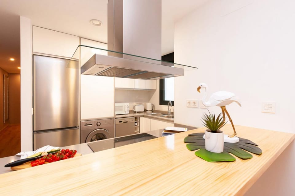 Kitchen or kitchenette, minibar, oven, stove