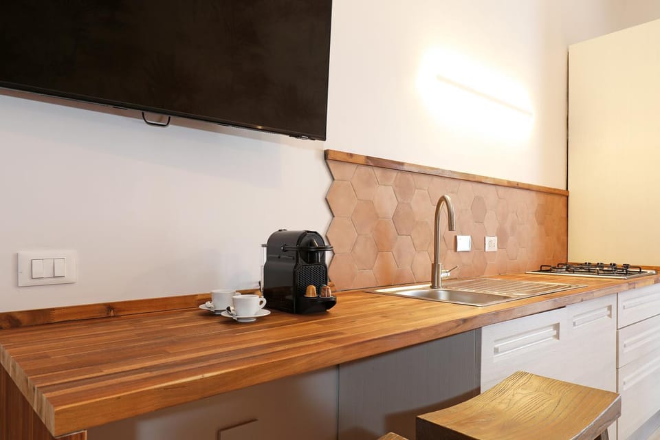 Coffee/tea facilities, Kitchen or kitchenette, stove