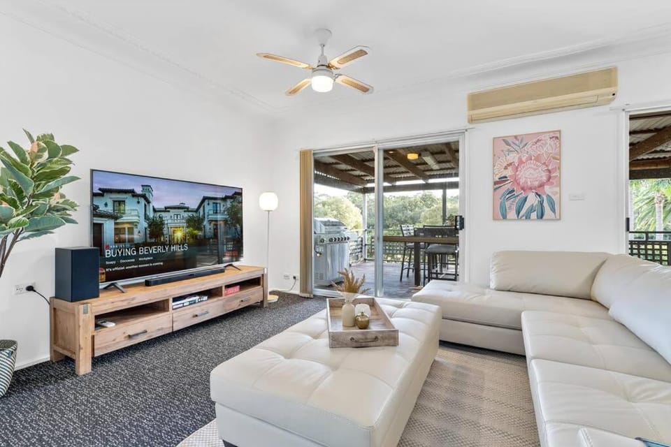TV and multimedia, Living room, Seating area, Evening entertainment