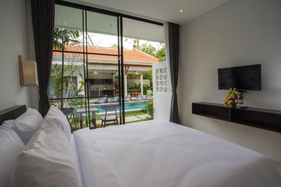 Bed, Bedroom, Pool view