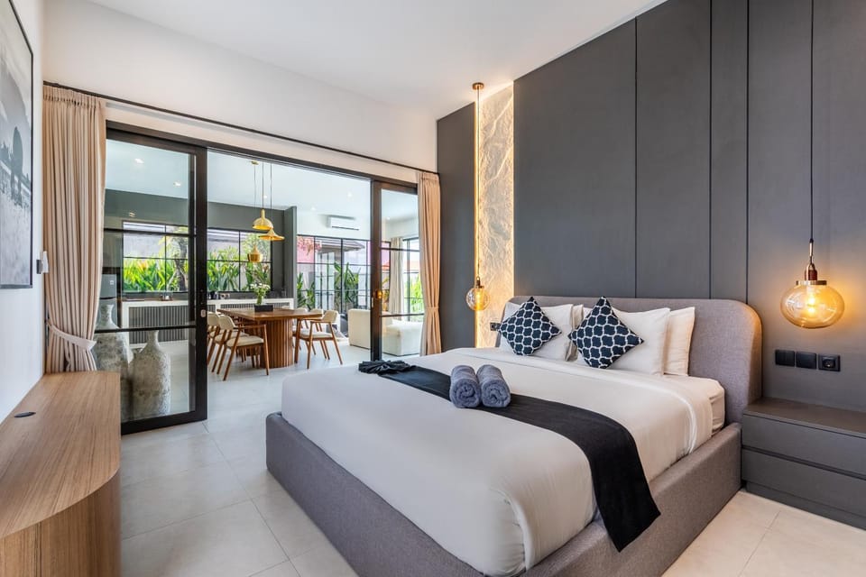 Bed, Photo of the whole room, Seating area, Bedroom, towels