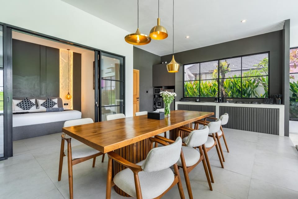 Kitchen or kitchenette, Living room, Seating area, Dining area