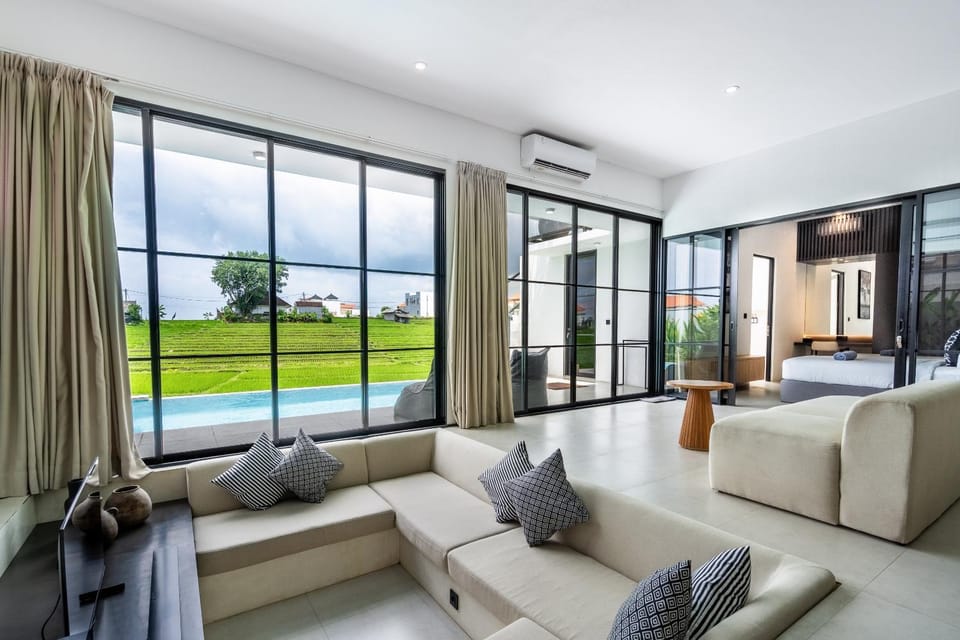 TV and multimedia, Living room, Pool view, air conditioner