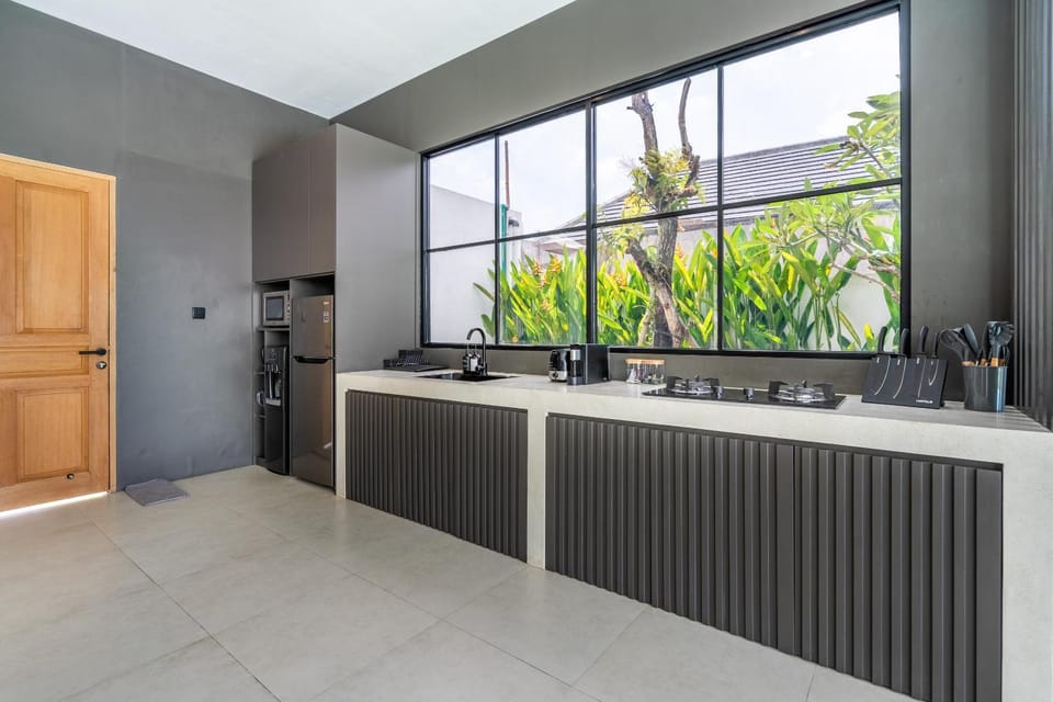 Coffee/tea facilities, Kitchen or kitchenette, microwave, stove, kitchen
