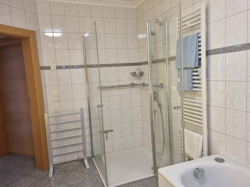 Shower, Bathroom, towels