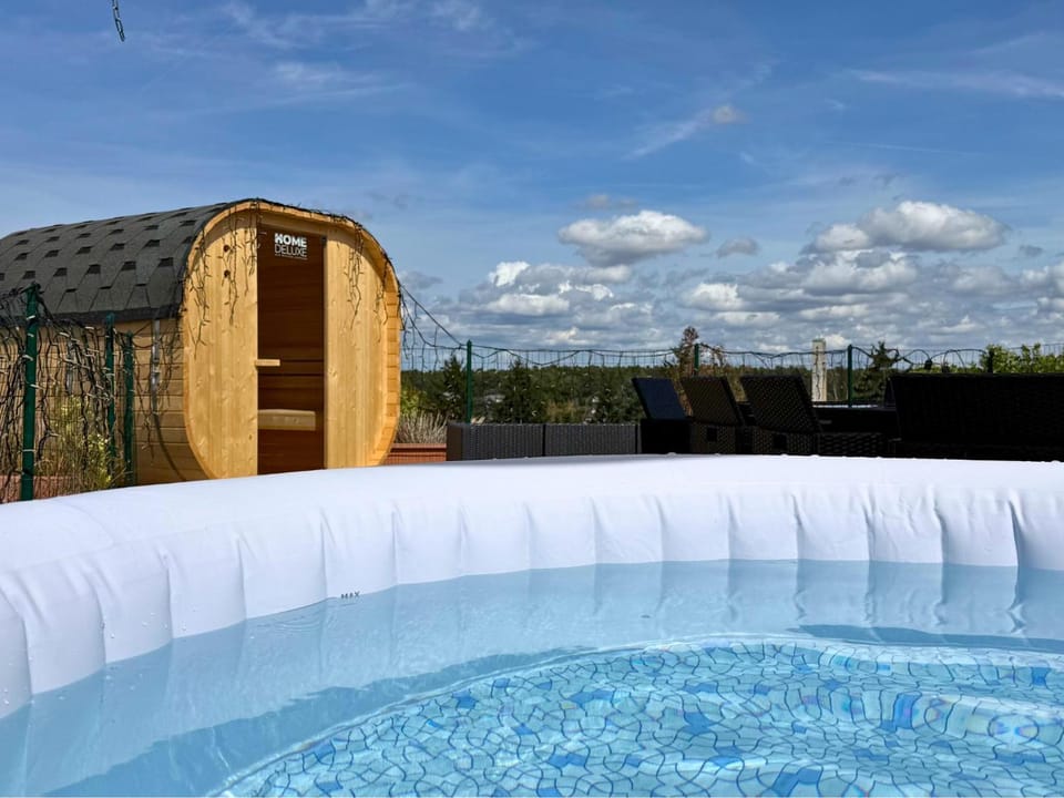 Hot Tub, Sauna