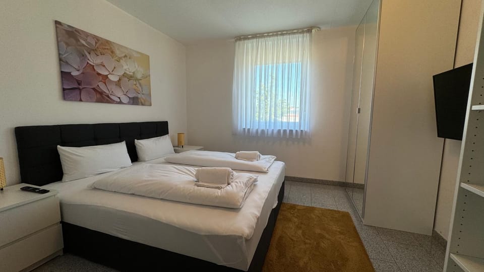 Bed, TV and multimedia, Photo of the whole room, Bedroom, towels
