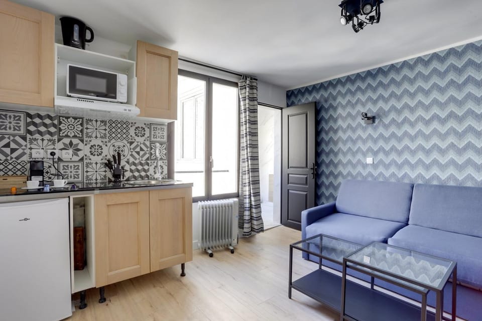 Kitchen or kitchenette, Living room, stove