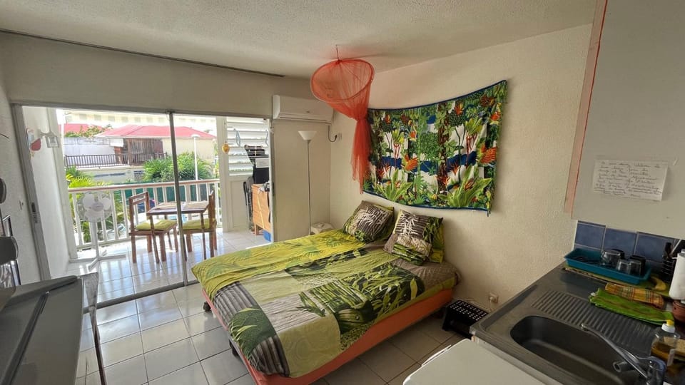 Photo of the whole room, Dining area, Bedroom