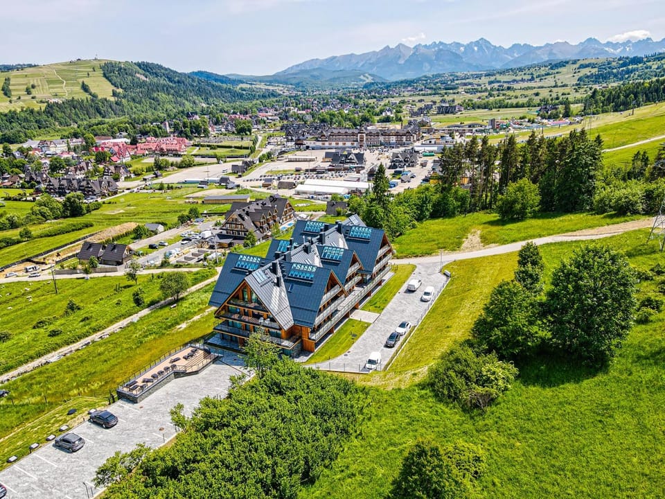 Property building, Nearby landmark, Day, Neighbourhood, Natural landscape, Bird's eye view, Mountain view