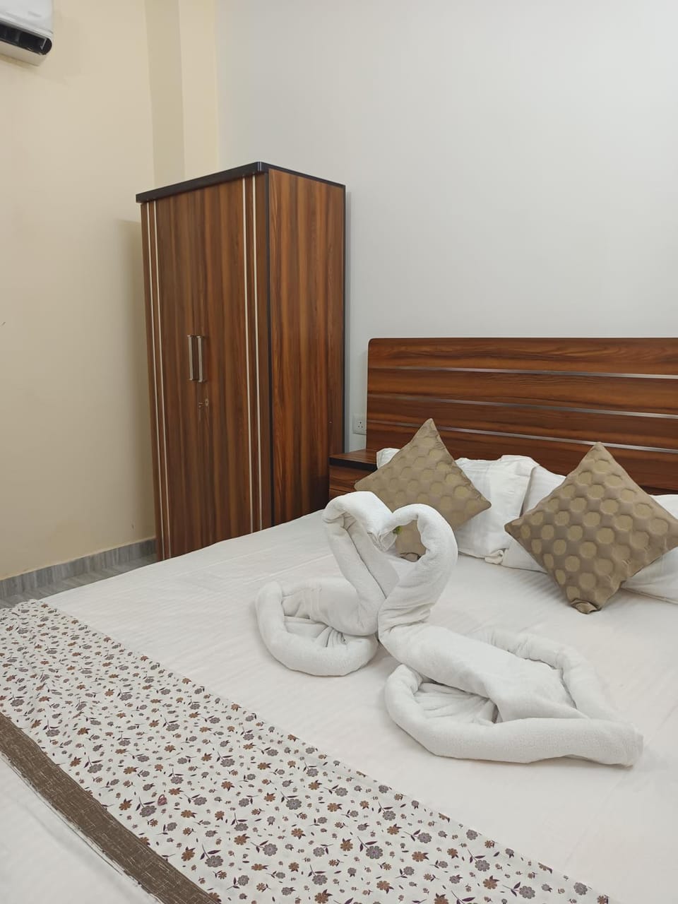Bed, Photo of the whole room, Bedroom, towels, air conditioner