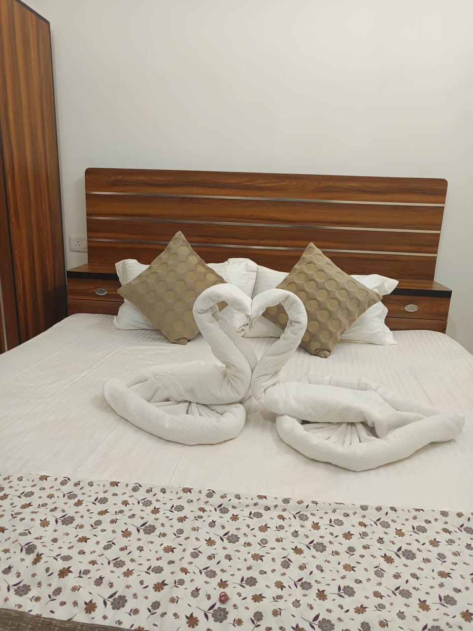 Bed, Bedroom, towels