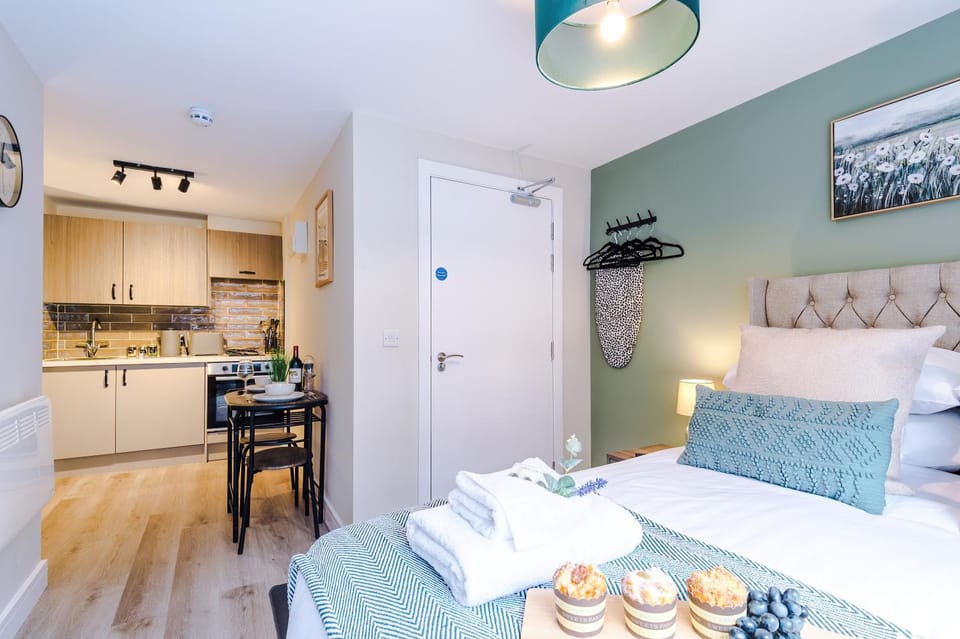 Bed, Kitchen or kitchenette, Dining area, Bedroom, stove, towels