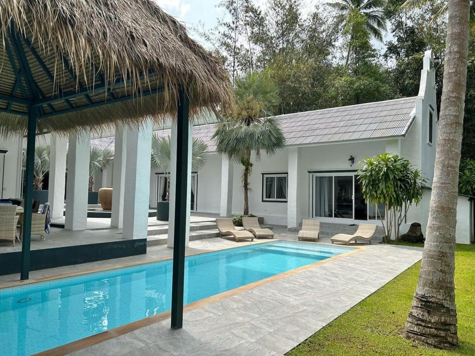 Property building, Day, Natural landscape, Garden, Swimming pool