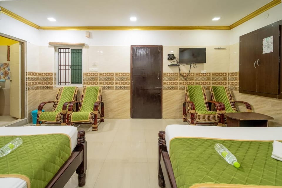 TV and multimedia, Photo of the whole room, Seating area, Bedroom, towels