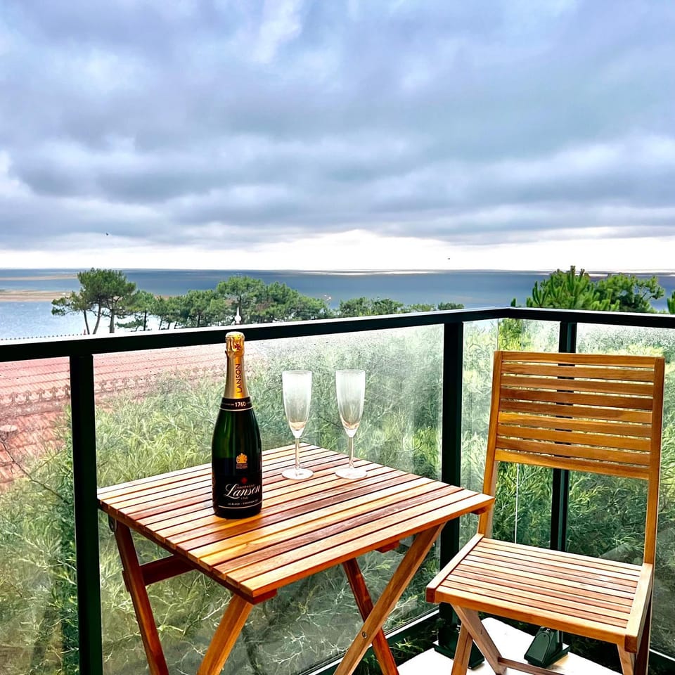 Natural landscape, View (from property/room), Balcony/Terrace, Dining area, Sea view