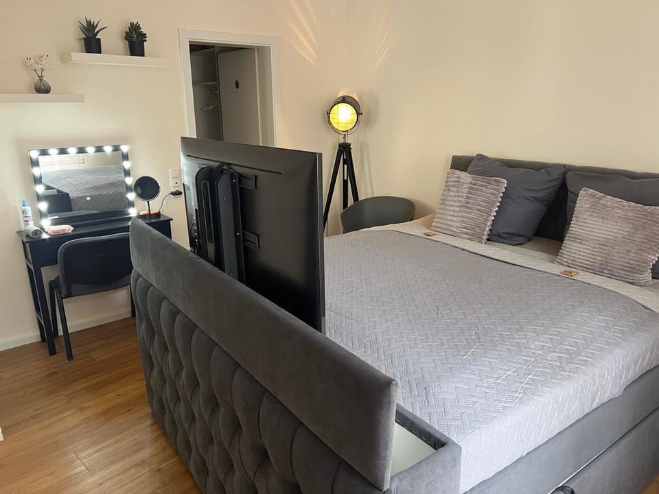 Bed, TV and multimedia, Photo of the whole room, Bedroom