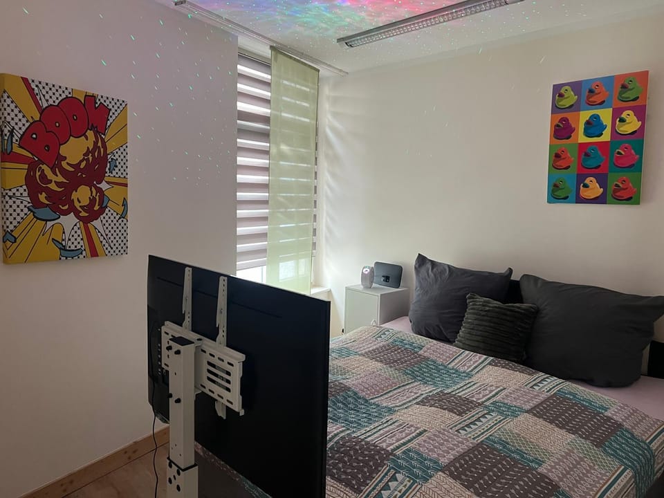 Bed, TV and multimedia, Photo of the whole room, Bedroom