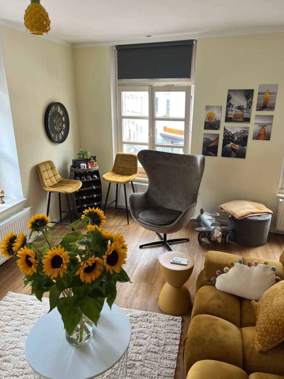 Living room, Seating area