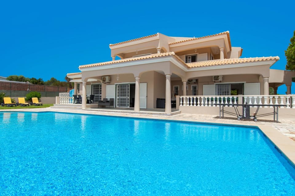 Property building, Day, Swimming pool, sunbed