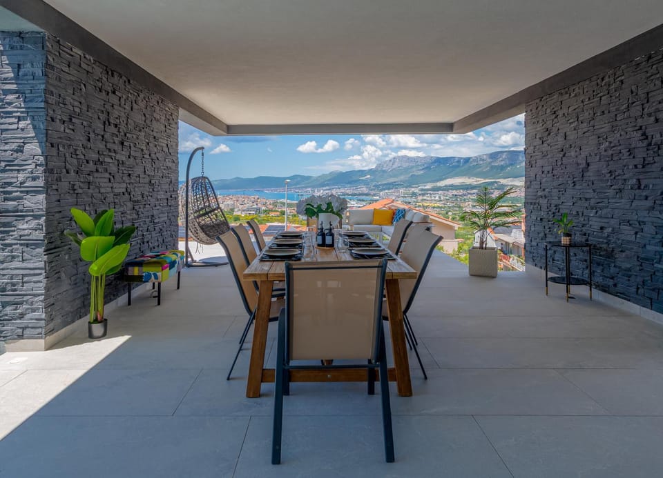 Patio, Natural landscape, View (from property/room), Balcony/Terrace, Seating area, Dining area, Mountain view