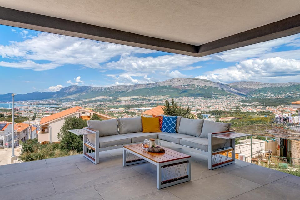 View (from property/room), Balcony/Terrace, Seating area, City view, Mountain view