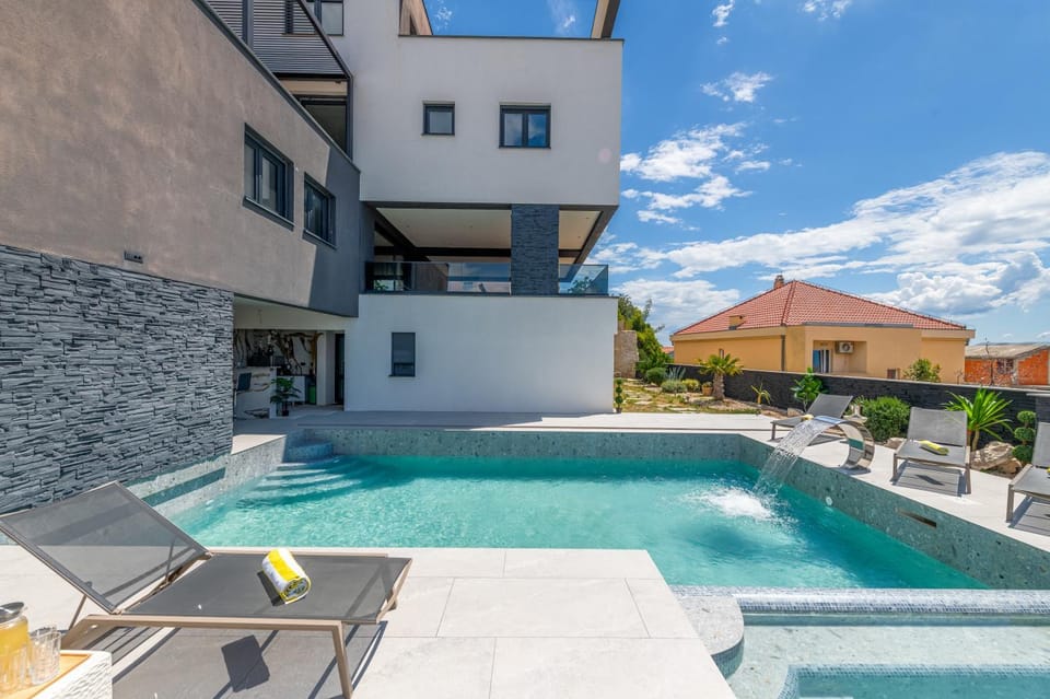 Property building, Swimming pool, sunbed
