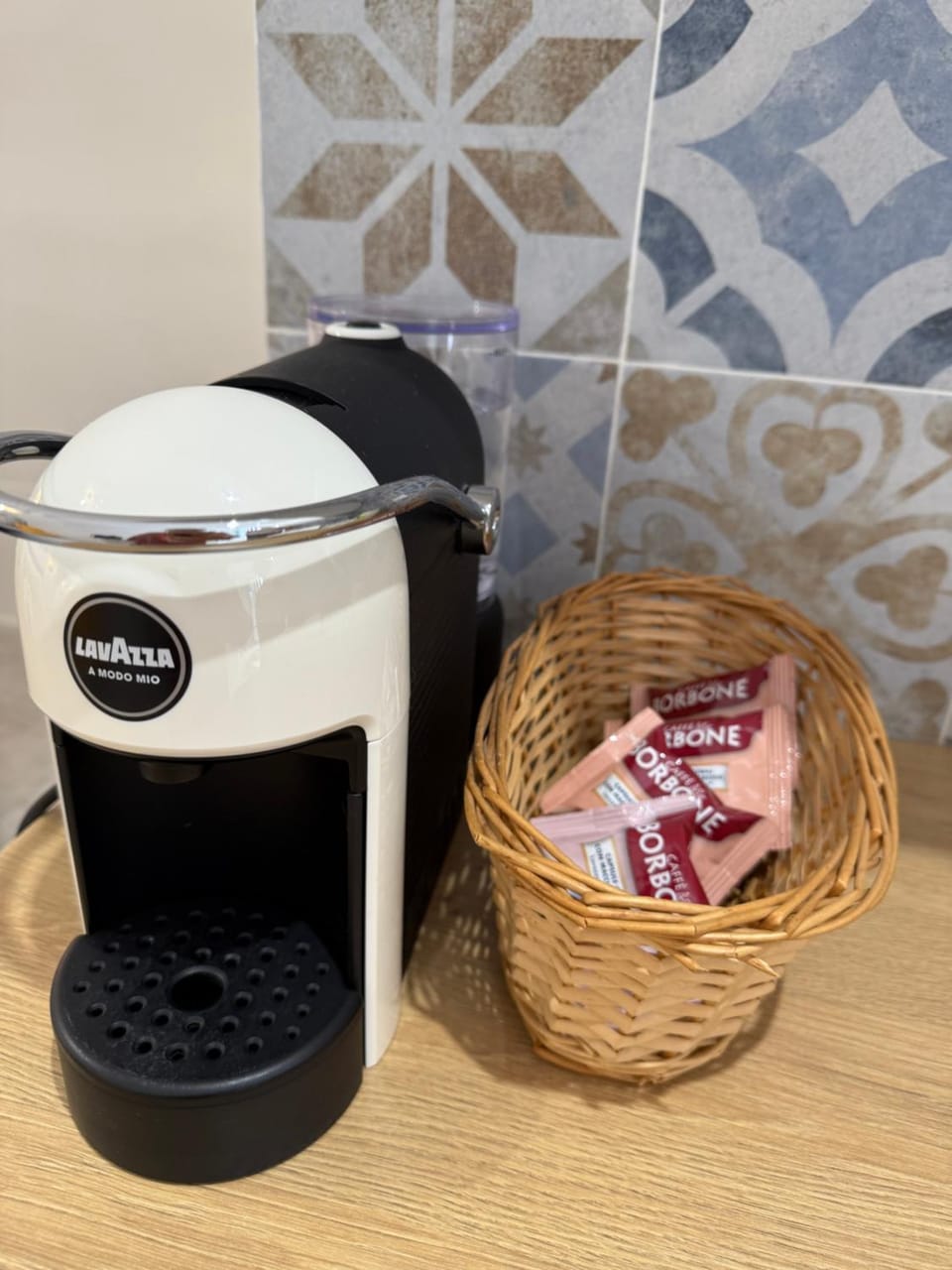 Coffee/tea facilities, Food and drinks