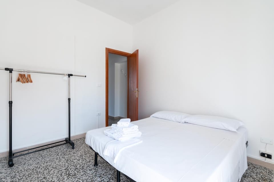 Bedroom, locker