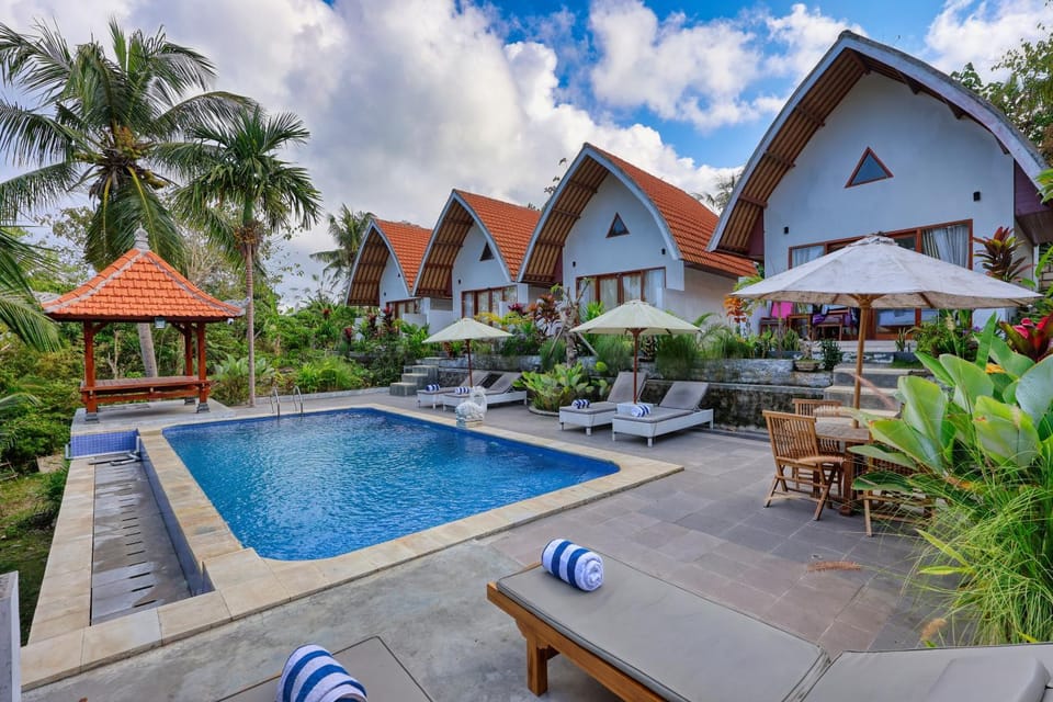 Swimming pool, sunbed