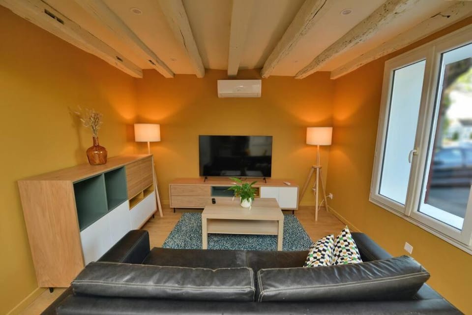 Communal lounge/ TV room, Living room
